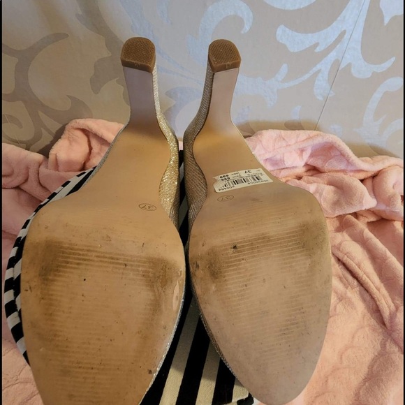 Roots Exclusive! - Picture 3 of 4